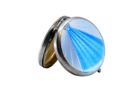 Caixa de comprimidos em prata de forma circular e interior dourado com esmalte na tampa basculante.